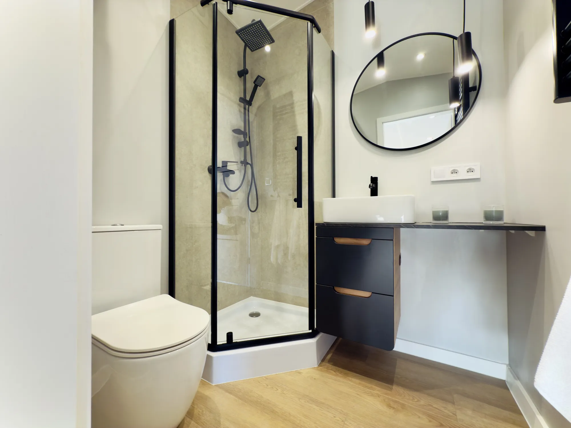 Modernes Badezimmer in einem Tiny House von Tom&Luk mit Dusche und Waschtisch